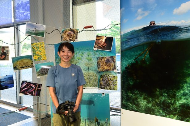 古谷さんが写真展　恩納村、「海に関心を」