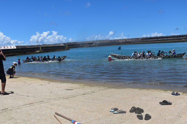 “綱曳バーリー”盛り上がる　当添漁港で海フェス　30チーム近くが競う　与那原　沖縄