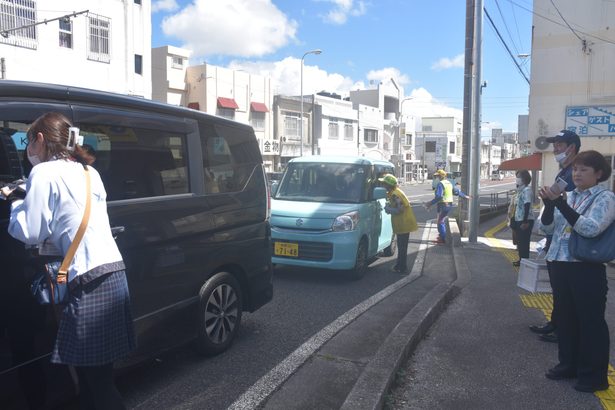 黒酢で事故“クローズ”　与那原・交通安全指導で配布