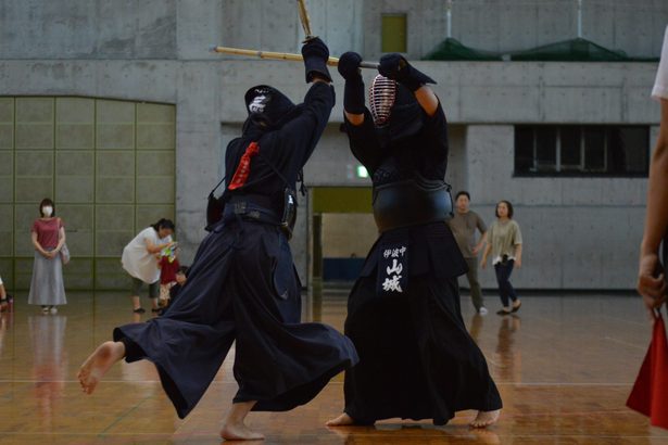 剣道少年　名護で熱戦　市連盟大会　小中高校生５１人