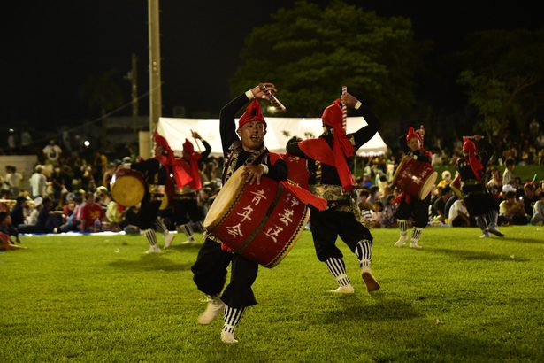 ５青年会　力いっぱい演舞　金武町でエイサーまつり