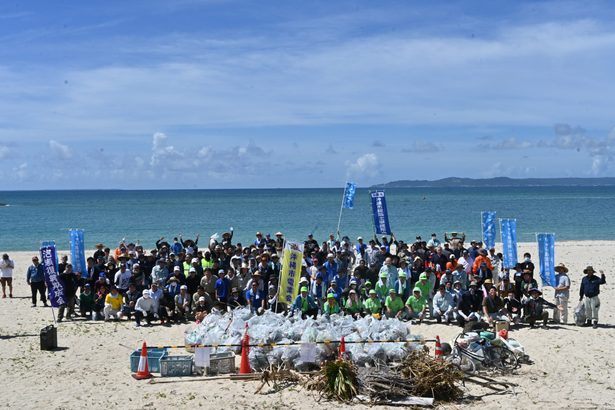 潮乃森の海浜を清掃　沖縄市、ごみ２トン収集