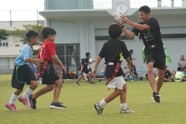 ラグビーの楽しさ１００人実感　名護で体験会　元日本代表・広瀬さん指導