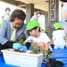 園児とお年寄り200本苗植え　糸満　大川区で地域交流事業