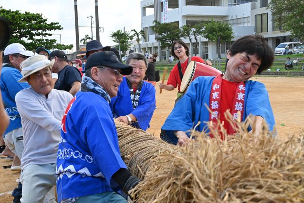 繁栄祈り真志喜大綱引き　宜野湾　アギエー勝負も勇壮に