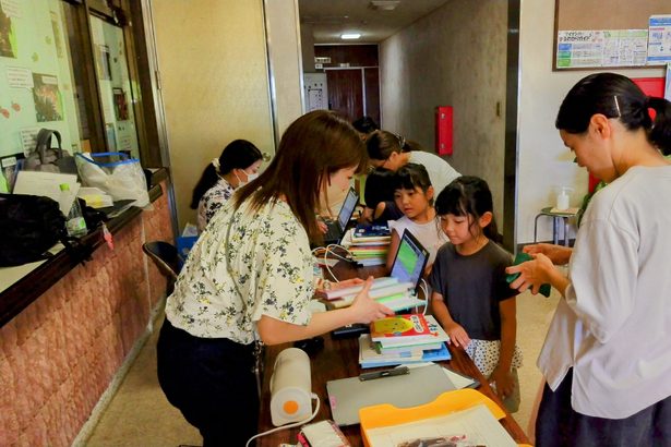 絵本も怖い話もいっぱい　伊江　移動図書館、親子でにぎわう