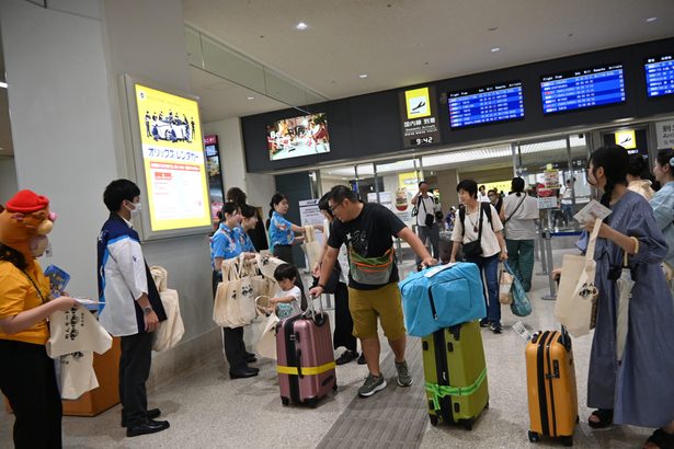 沖縄の旅、楽しんで！　「観光の日」に那覇空港で歓迎式　OCVB会長「温かく接して」