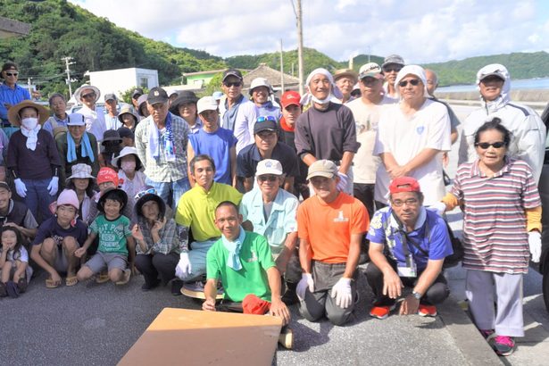 区民ら８０人海岸清掃　大宜味・津波、ごみ１３０袋分