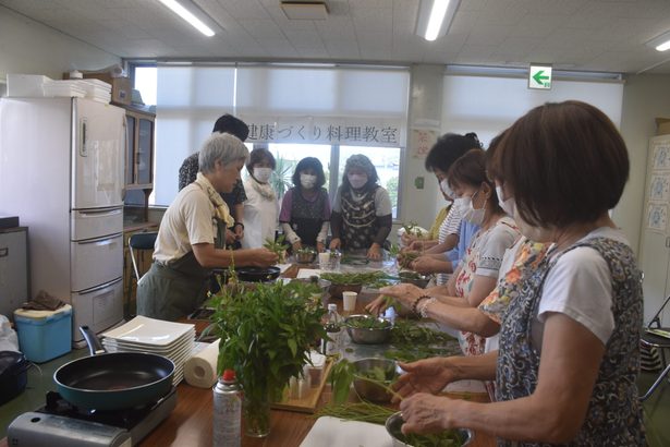 料理にサシグサ活用　南城・新里公民館で講習会