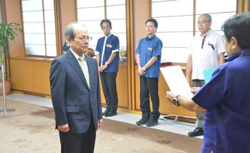 政策調整監の辞令交付　沖縄県、豊見城前副市長小川氏に