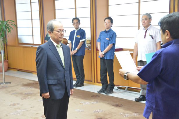 政策調整監の辞令交付　沖縄県、豊見城前副市長小川氏に