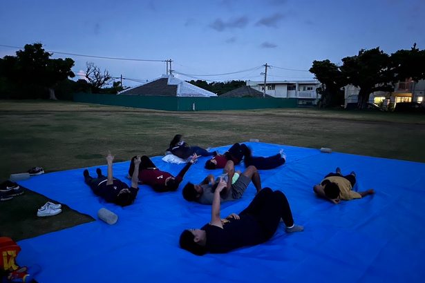 寝そべって星空観察　伊平屋・野甫小中生ら体験