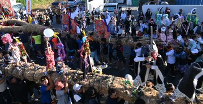 うるま市・屋慶名　3トン80メートル　400人引き合う　豊穣・繁栄願い大綱引き　沖縄