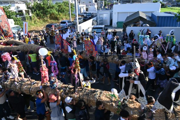 うるま市・屋慶名　3トン80メートル　400人引き合う　豊穣・繁栄願い大綱引き　沖縄