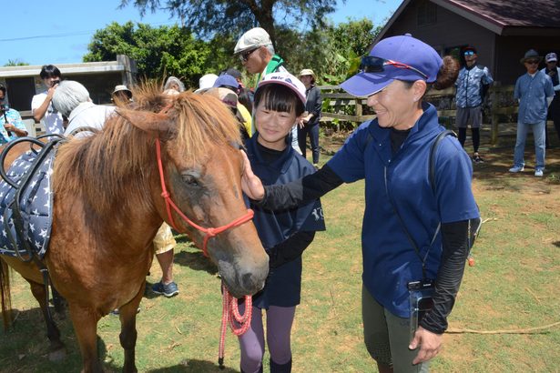 宮古馬に触れ笑顔　親子牧場体験に１５人