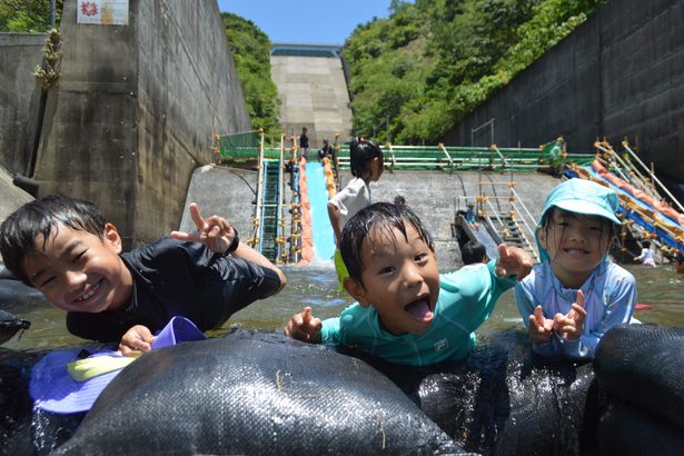 夏休み　各地に子どもたちの歓声、笑顔　親子ら福地ダムの自然満喫　東村　６年ぶり開催、川遊びに夢中