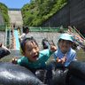 夏休み　各地に子どもたちの歓声、笑顔　親子ら福地ダムの自然満喫　東村　６年ぶり開催、川遊びに夢中