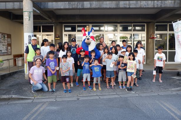 ゴーディーと楽しく早朝体操　沖縄市古謝自治会　児童ら５０人元気に