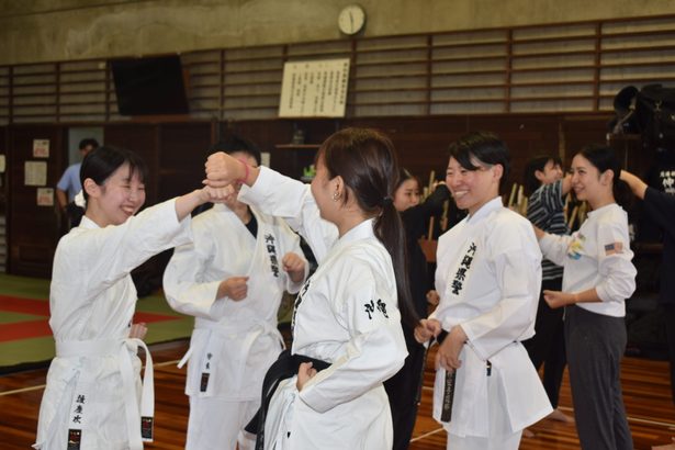 空手教室で居場所づくり　浦添署・宜野湾署　少女と補導員参加し達成感