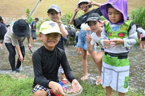 北部ダムの自然触れる　親子１００人、環境体験学習会