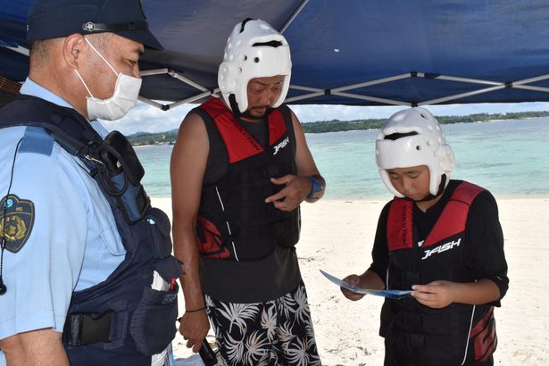 水難防止へパトロール　石川署、金武の海浜公園