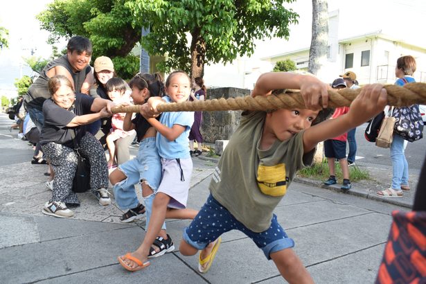 納涼夏祭り　綱引きで交流　首里崎山町　城南小児童演奏も