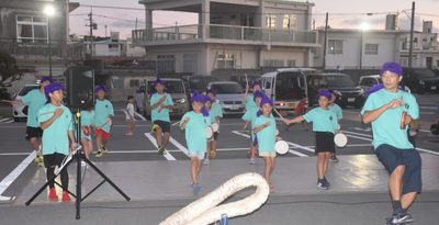 与那原町・上与那原　本番前、舞台で盛り上げ　豊穣・繁栄願い大綱引き　沖縄