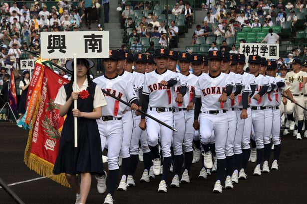 夏の甲子園が開幕　興南が出場校トップで堂々と入場行進　あす大阪桐蔭と初戦