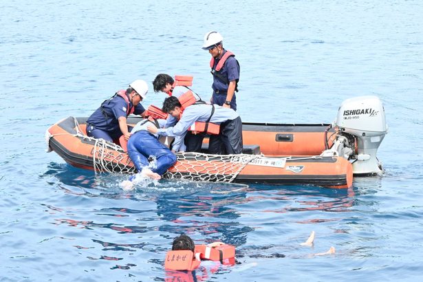 税関が水難救助訓練　座間味、密輸対応の職員