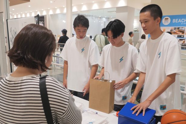 Ｔシャツで環境、ビジネス学ぶ　バスケクラブ「サウス」　中学生、豊見城で販売