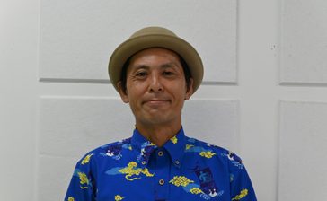 沖縄の不条理にツッコミ　「お笑い米軍基地」製作総指揮・小波津正光さん＜変わらぬ空の下　沖国大ヘリ墜落20年＞4