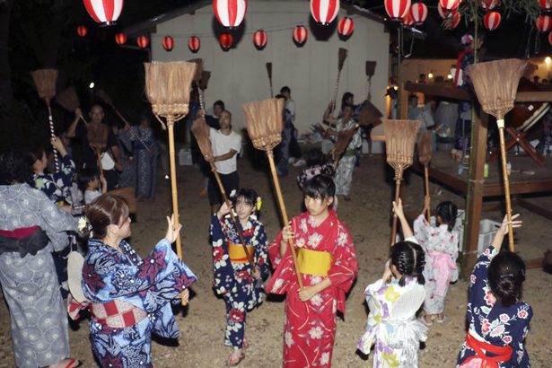 ＜はと笛＞水田の害虫払う「ほうき踊り」