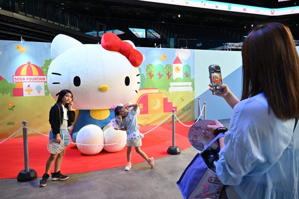 サンリオキャラに「会いたい」　沖縄アリーナでフェス、18日まで