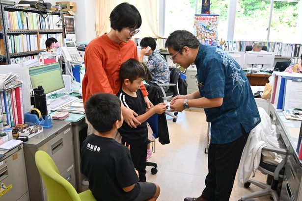 親の役場業務を見学　本部、子ども参観