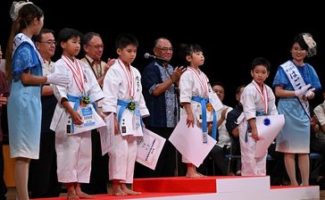 空手の心と技磨き　第2回少年少女世界大会が閉幕　沖縄　