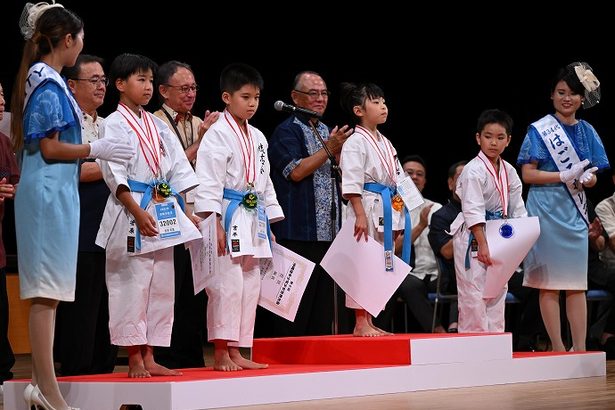 空手の心と技磨き　第2回少年少女世界大会が閉幕　沖縄　