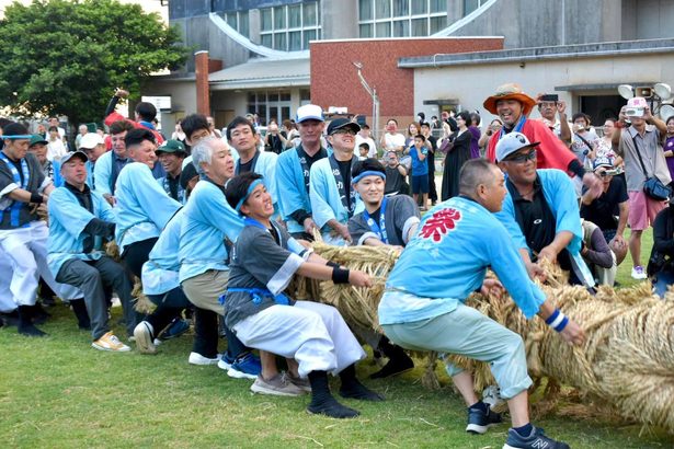 「和気満堂」の前村渠勝利　アギエー勝負は後村渠制す　宜野湾市大山区大綱引き