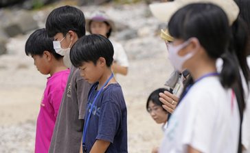 「対馬丸」漂着の地で、犠牲者を悼み献花　沖縄の児童ら