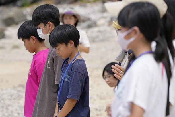 「対馬丸」漂着の地で、犠牲者を悼み献花　沖縄の児童ら