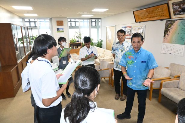 「知事になろうと思うか」中学生記者が浦添市長に鋭い質問　苦笑いの答えは…　社会科新聞講座　沖縄