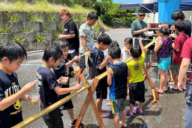 流しそうめんに笑顔　名護・古我知で「夏遊び」