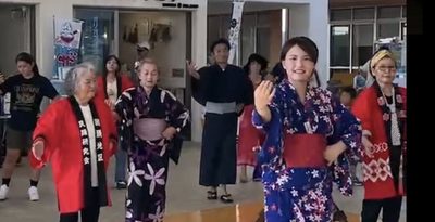 オリジナル曲で盆踊り　古宇利島の駅、初の祭り