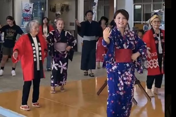 オリジナル曲で盆踊り　古宇利島の駅、初の祭り