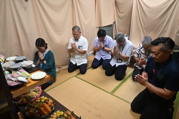 沖縄市職員ら、市納骨堂から　無縁仏１４００人迎える