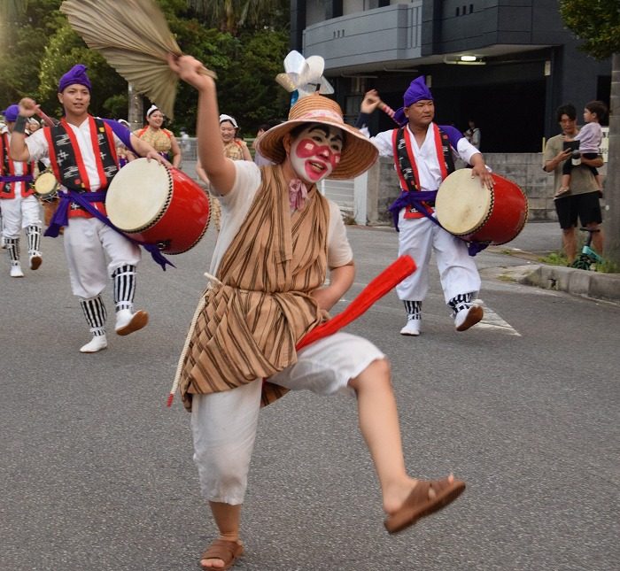 旧盆エイサー、女性版「チョンダラー」が活躍 宜野湾・伊佐青年会、石川さん憧れかなえる 沖縄 - 琉球新報デジタル