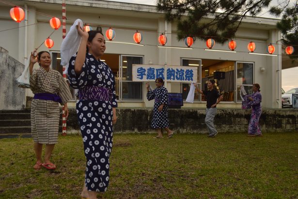 伝統の「女エイサー」披露　手ぬぐいを片手に、輪になって踊る　国頭・宇嘉で夏祭り　沖縄