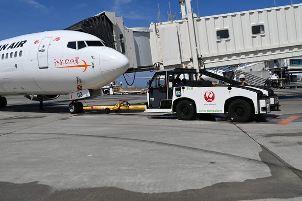 航空機の移動車両を電動化　全国初、脱炭素や騒音減　JALが那覇空港で運用　沖縄