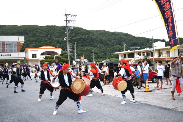 ３集落巡り道ジュネー　渡嘉敷村青年会エイサー隊