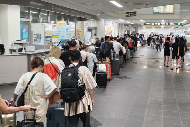 台風9号で船の欠航98便　帰省客も直撃、空港には長蛇の列　沖縄（19日午後6時現在）