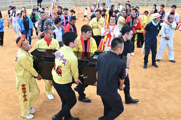 土俵入りの入場曲、景品に軽トラ…　楽しませる演出大好きな人＜道しるべ・佐久川政秀さん闘牛と共に＞中